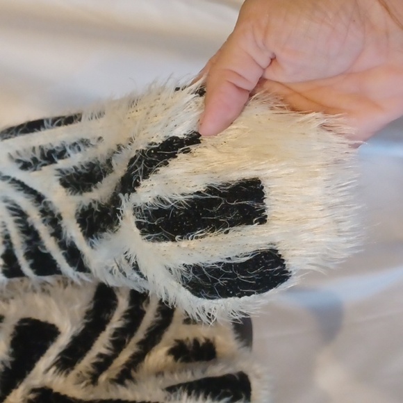 Cliche Couture wool blend Black & white soft fuzzy sweater - Picture 3 of 7